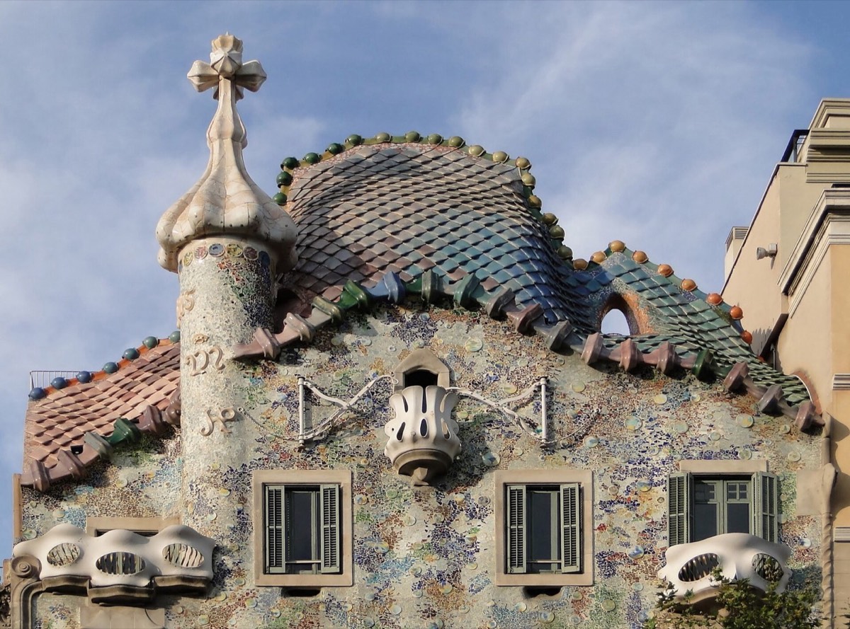 Der obere Teil der Fassade der Casa Batlló mit dem geschuppten Dach wie ein Drachenrücken