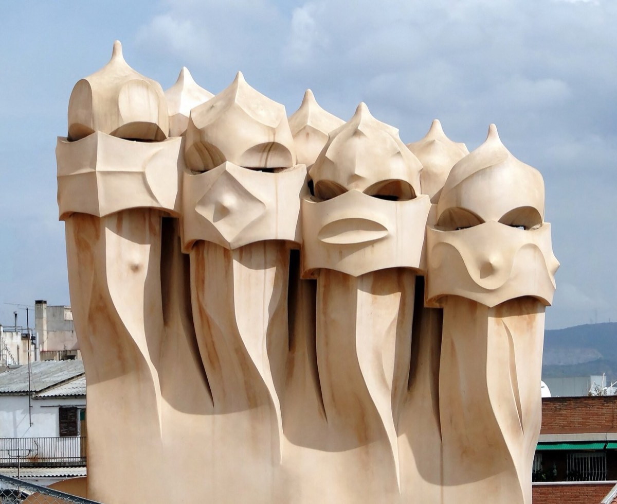 Schornsteine auf der Dachterrasse von La Pedrera (Casa Milà)