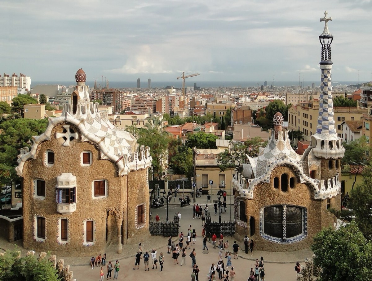 Die beiden Eingangspavillons des Park Güell mit der Stadt im Hintergrund