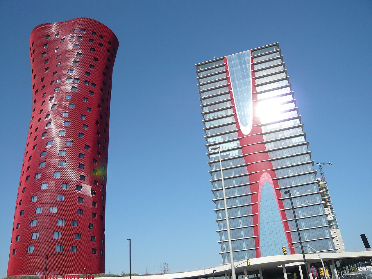 Die beiden Porta-Fira-Türme von Toyo Ito an der Plaça d'Europa in L'Hospitalet de Llobregat, im roten ein Hotel, neben dem Messegelände Fira Gran Via