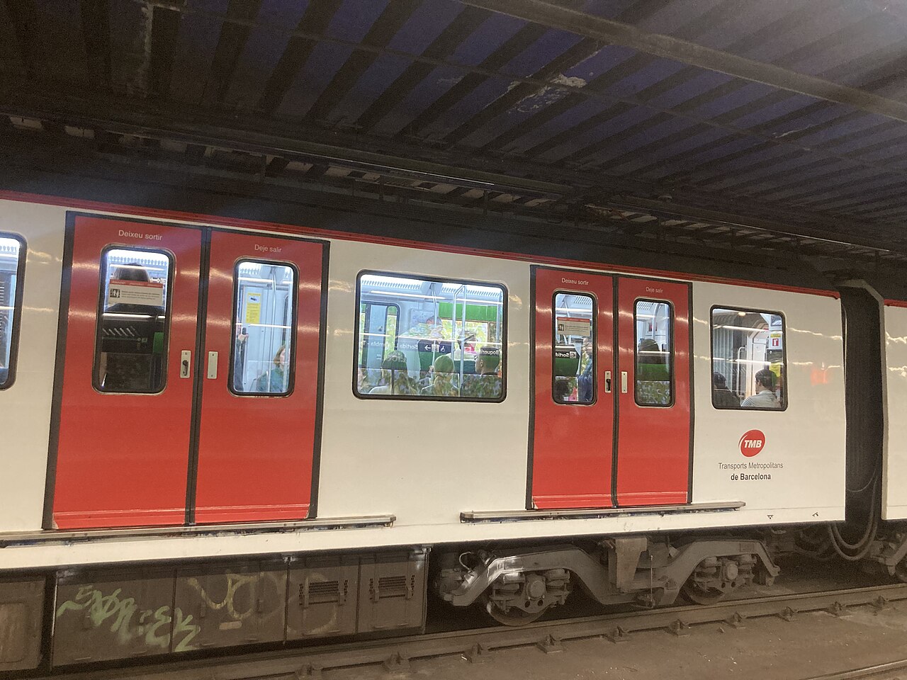 Ein TMB-Metrozug mit roten Türen in der Station Liceu der Linie L3 unter der Rambla