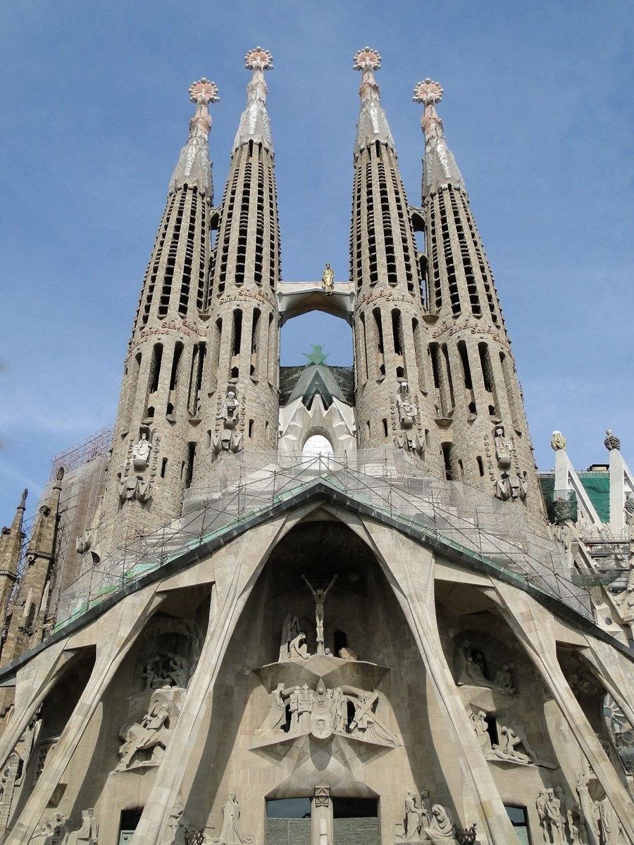 Die Passionsfassade der Sagrada Família mit ihren vier Glockentürmen